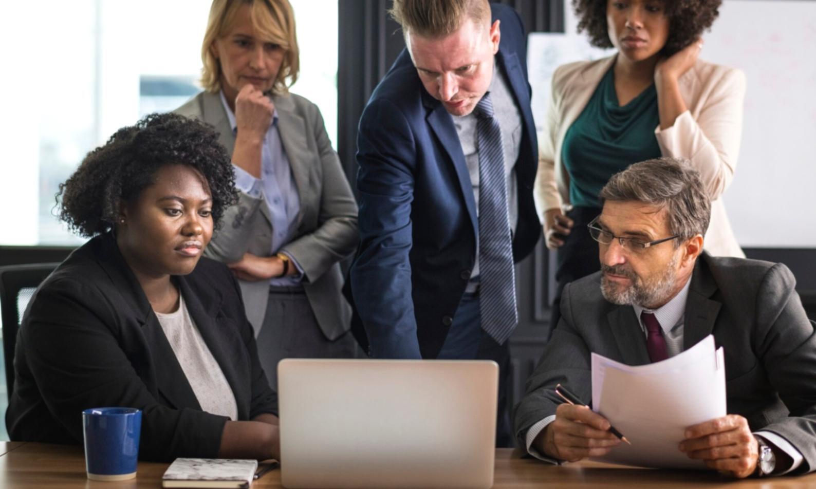 Sesión colaborativa de análisis financiero entre profesionales